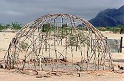 Photograph showing the
framework of a mat-house - Photo : G. P. Klinghardt (11853 bytes)